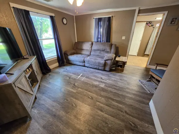 500 S Owen St, Meriden, KS 66512