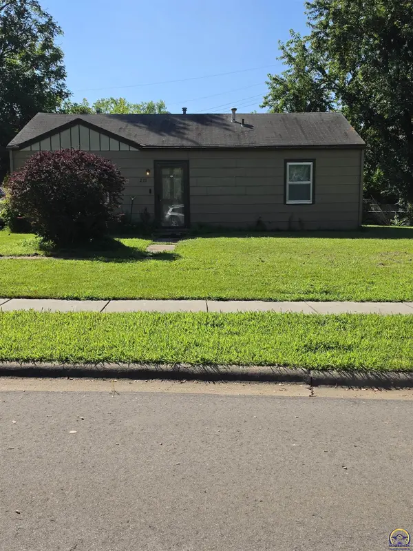 221 SE 35th TER, Topeka, KS 66605