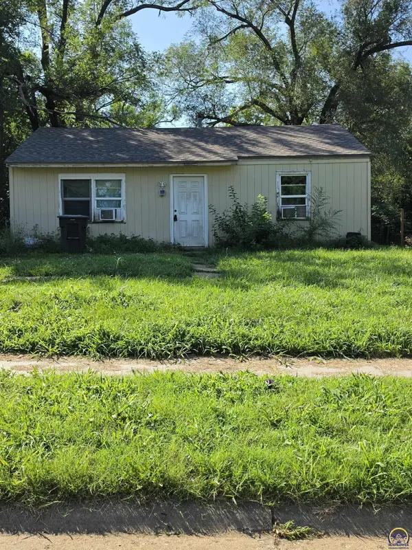 227 SE Pinecrest DR, Topeka, KS 66605