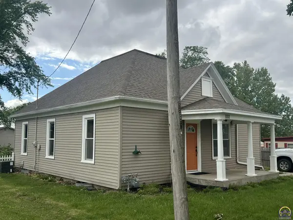 1002 N 1st ST, Hiawatha, KS 66434