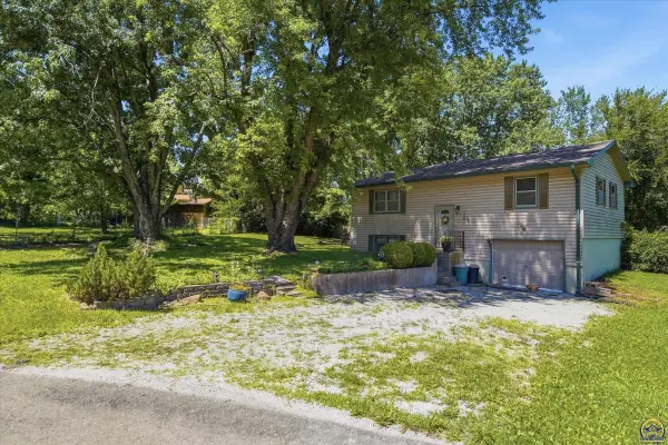 120 W Tucker Ct, Carbondale, KS 66414