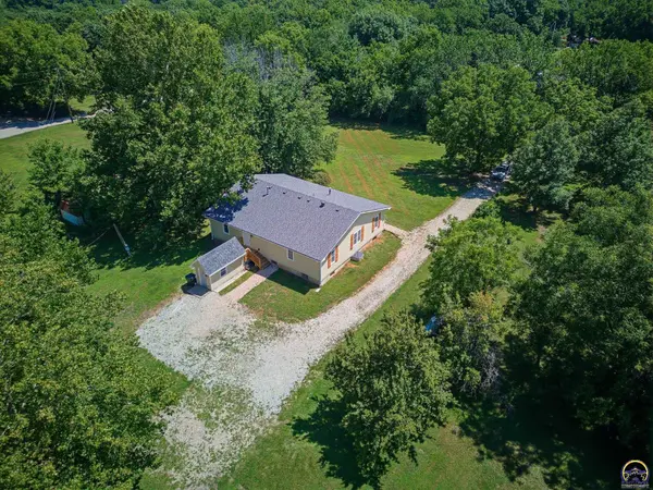 8011 SE Croco RD, Berryton, KS 66409