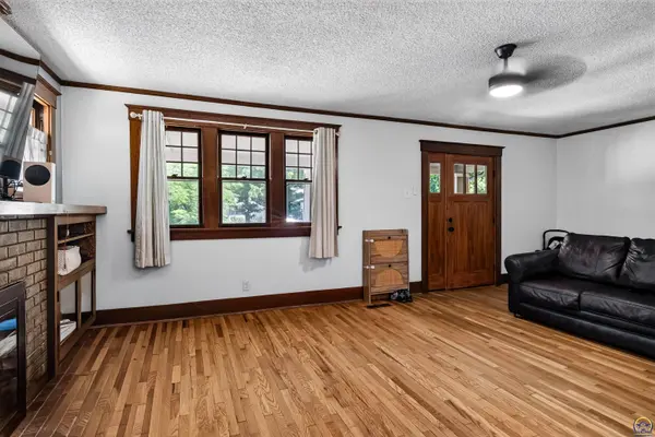 1501 SW Plass AVE, Topeka, KS 66604