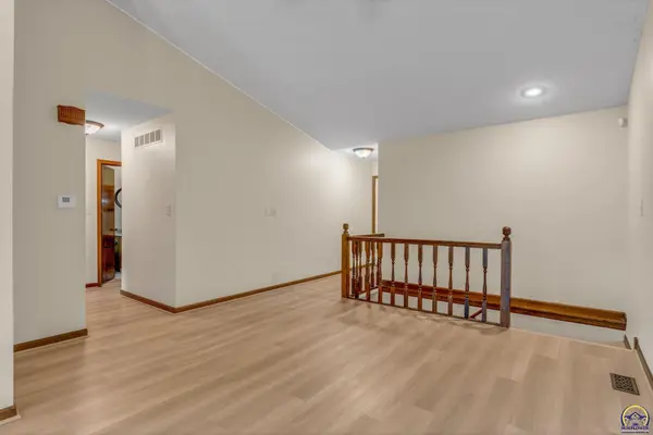 2261 SW Westport PL, Topeka, KS 66614