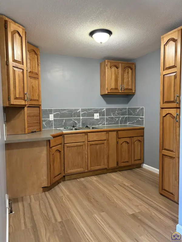 2608 SE Iowa AVE, Topeka, KS 66605