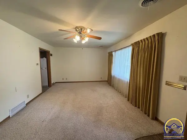 607 N 7th St, Hiawatha, KS 66434