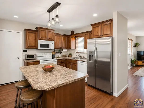 2729 SW Kingsrow RD, Topeka, KS 66614