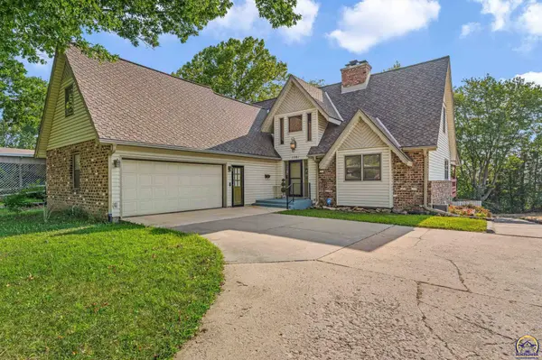 1701 SW Arrowhead RD, Topeka, KS 66604