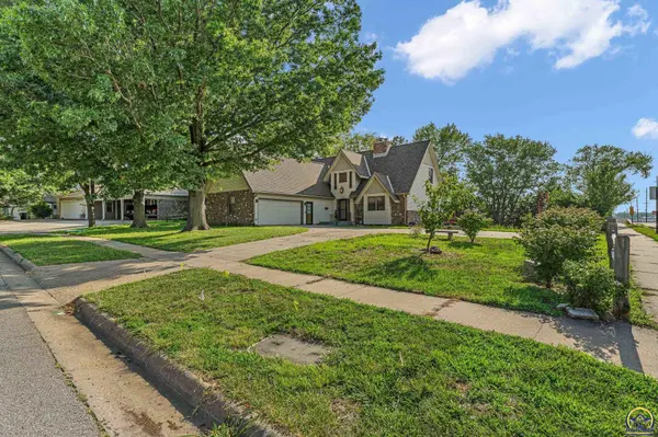 1701 SW Arrowhead RD, Topeka, KS 66604