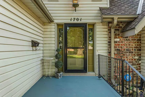 1701 SW Arrowhead RD, Topeka, KS 66604