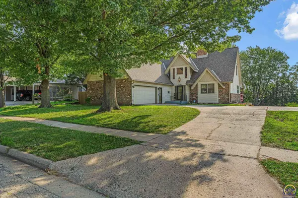 1701 SW Arrowhead RD, Topeka, KS 66604