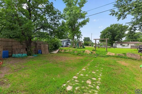 6711 SW Windsong DR, Topeka, KS 66619
