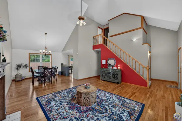 5720 SW Westport CIR, Topeka, KS 66614