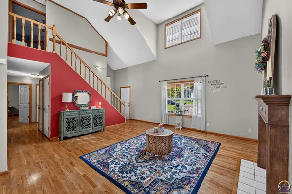 5720 SW Westport CIR, Topeka, KS 66614