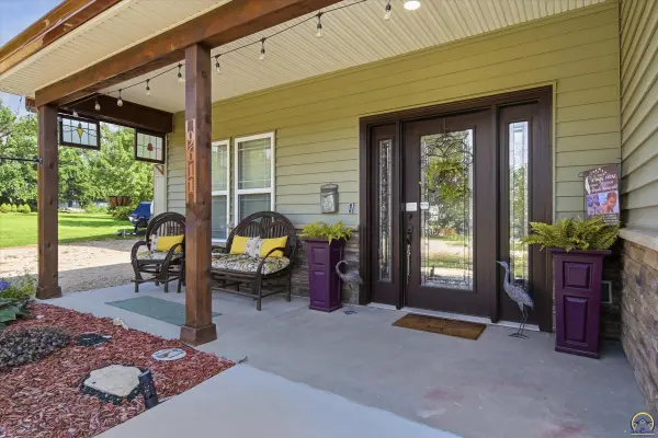 9611 Valley View DR, Ozawkie, KS 66070
