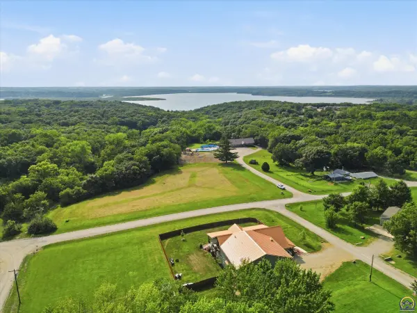 9611 Valley View DR, Ozawkie, KS 66070