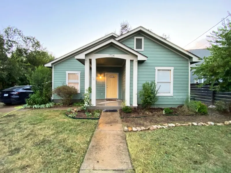 1704 S College ST, Georgetown, TX 78626