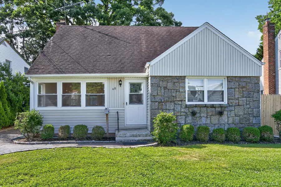 48 Locust ST, Westbury, NY 11590
