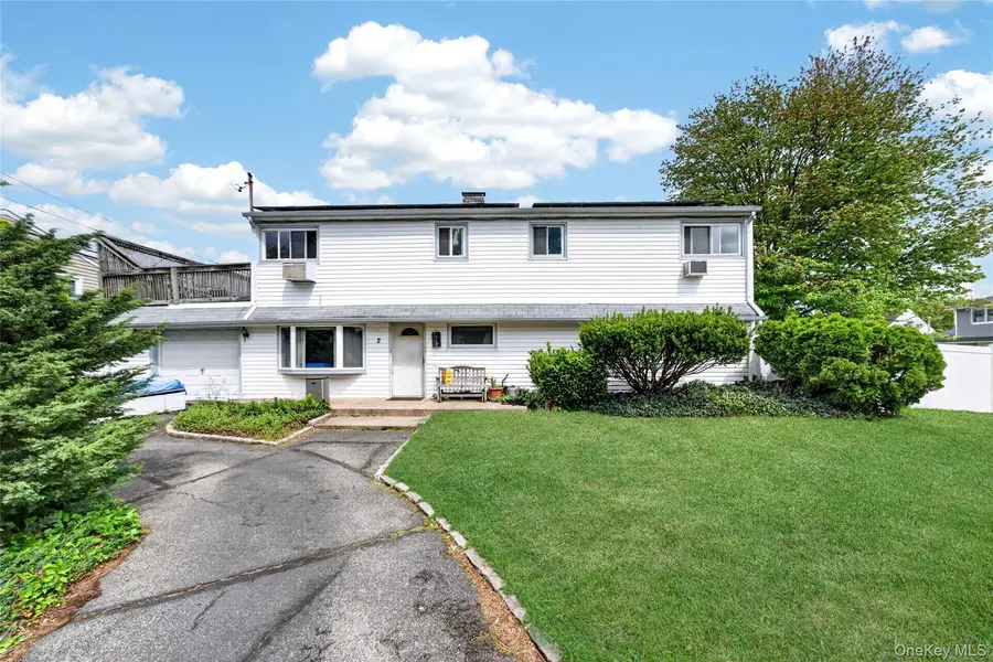 2 Dawn LN, Hicksville, NY 11801