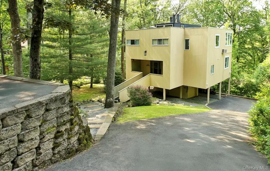 162 Fawn Hill RD, Tuxedo Park, NY 10987