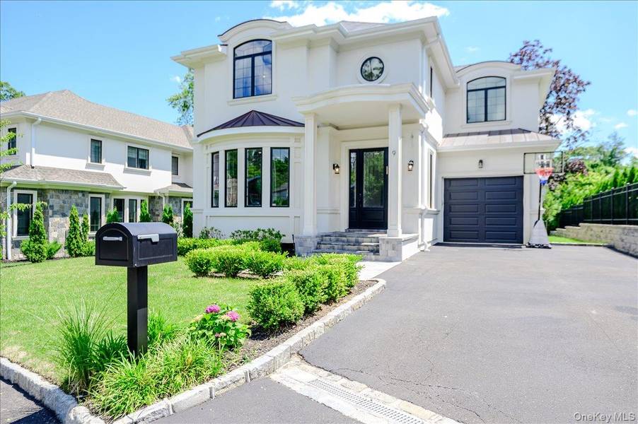 9 Greenway TER, Great Neck, NY 11024