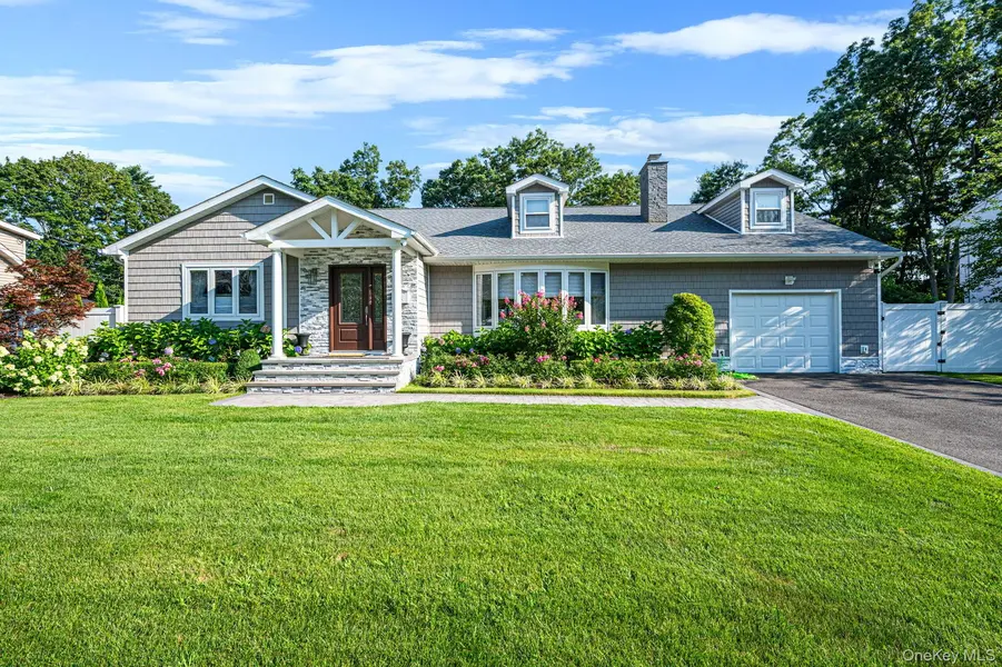 61 Lauren AVE, Dix Hills, NY 11746