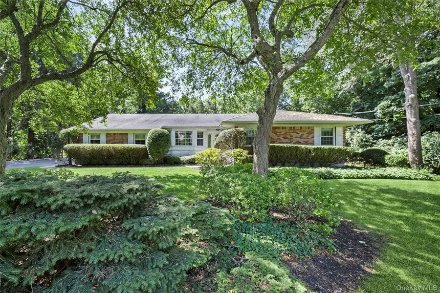 315 Laurel LN, Laurel Hollow, NY 11791