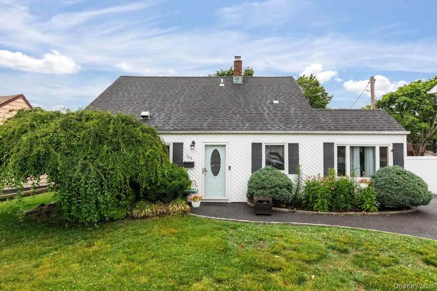 149 Coach LN, Levittown, NY 11756