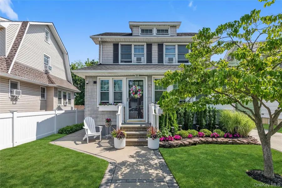 22 Spencer AVE, Lynbrook, NY 11563