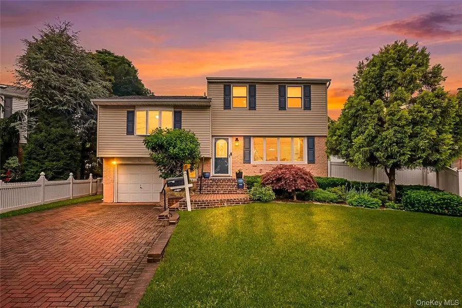 911 Harlane CIR, North Bellmore, NY 11710