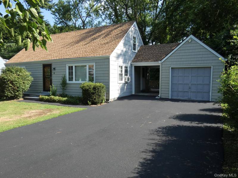 28 Hilltop DR, New Windsor, NY 12553