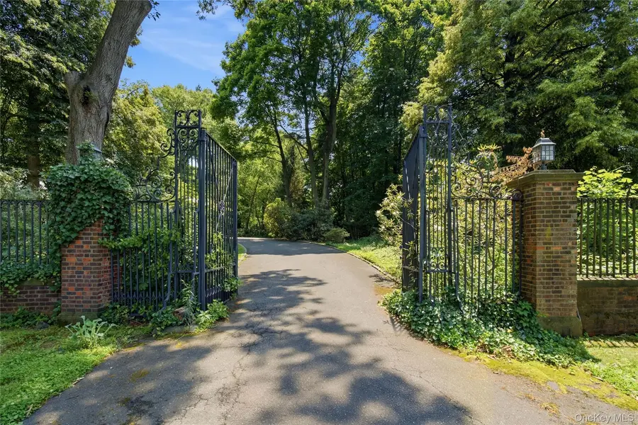 790 Bryant AVE, Roslyn Harbor, NY 11576