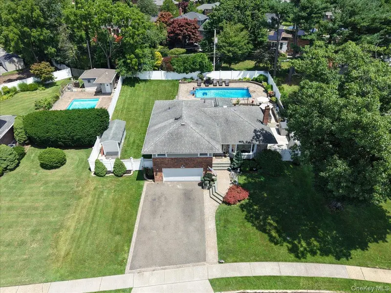 32 Lark DR, Woodbury, NY 11797