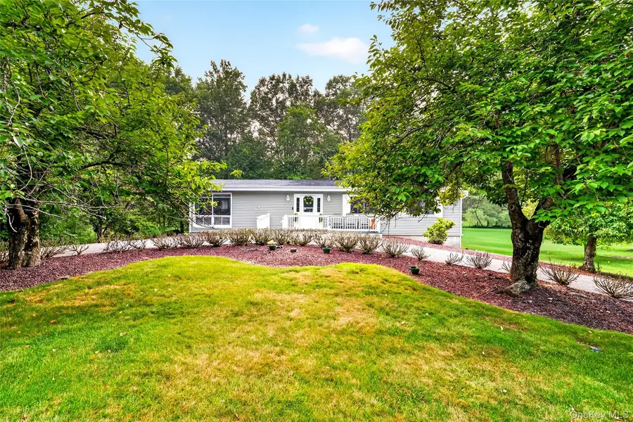 105 Robinhood LN, West Nyack, NY 10994