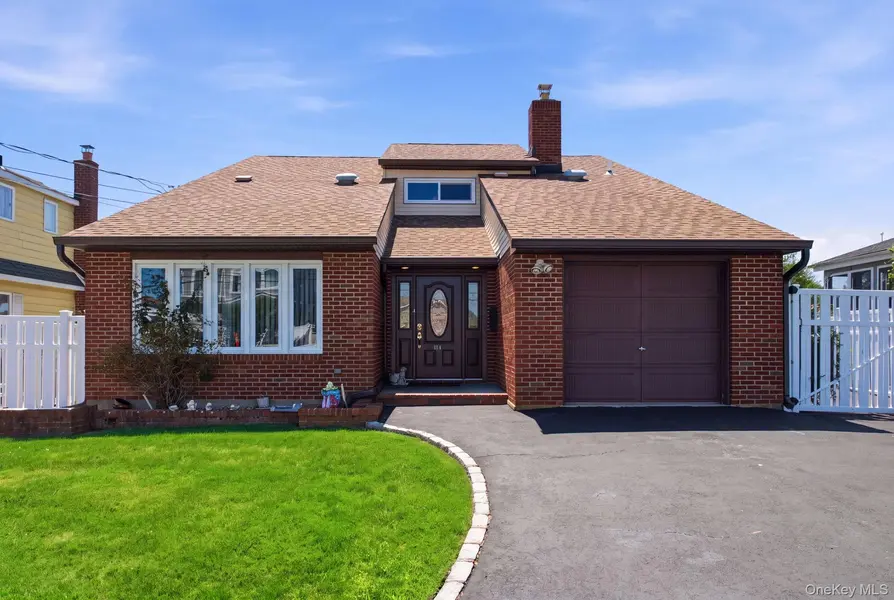 212 Shore RD, Lindenhurst, NY 11757