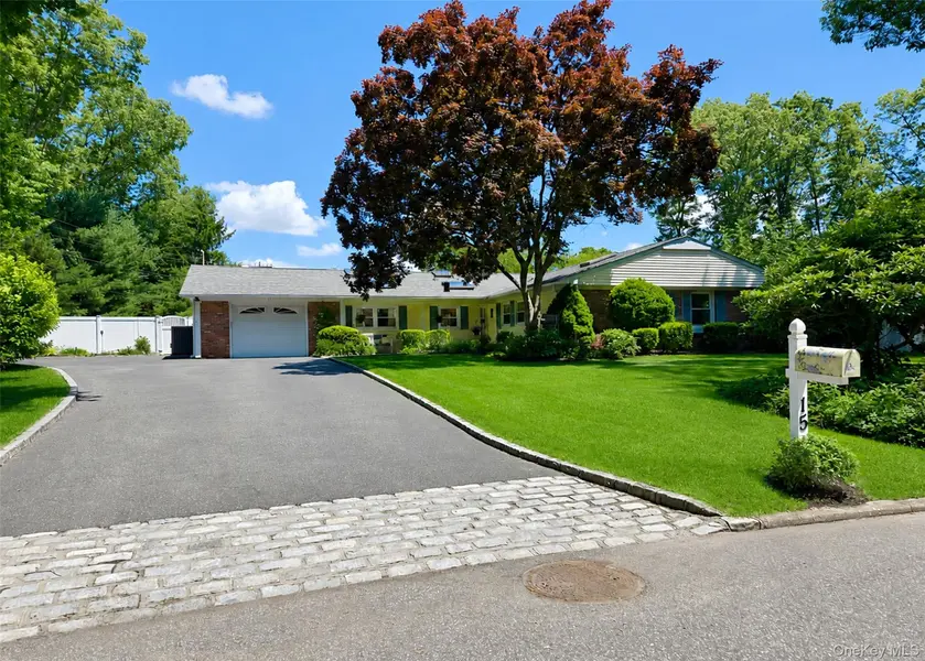 15 Seabrook LN, Stony Brook, NY 11790