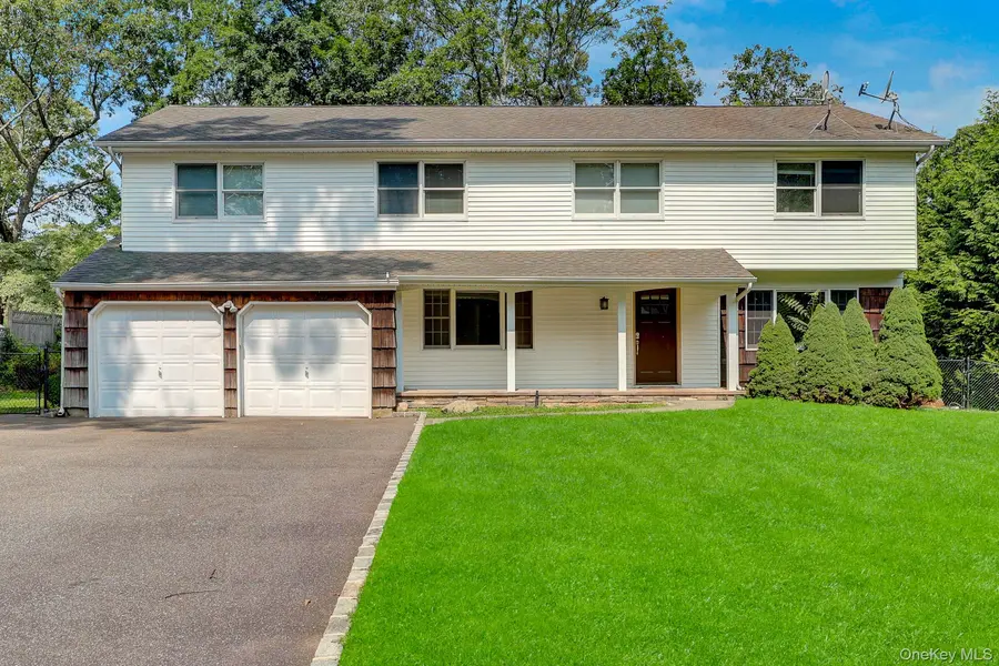 8 Tobi LN, Setauket, NY 11733