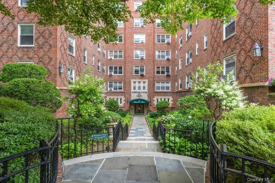 250 Bronxville RD #4H, Bronxville, NY 10708
