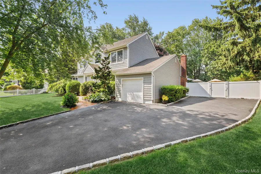 19 Duquesne DR, Greenlawn, NY 11740