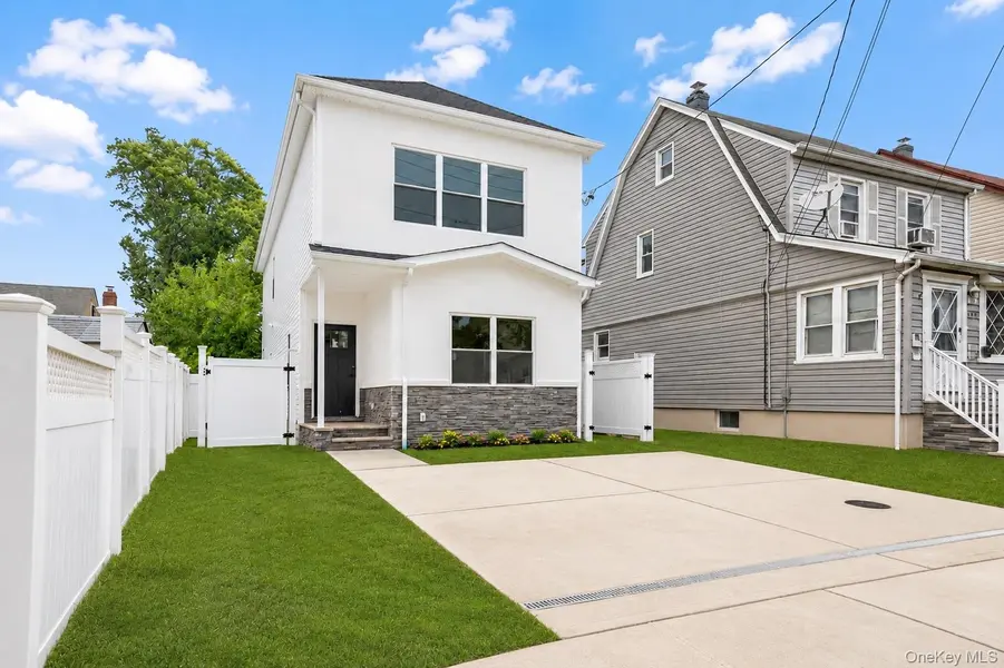 249 Bedford AVE, New Hyde Park, NY 11040
