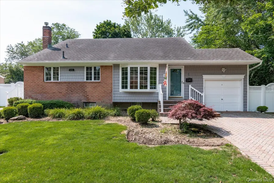 4 Jerold ST, Plainview, NY 11803