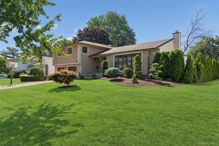 51 Dogwood RD, Searingtown, NY 11507