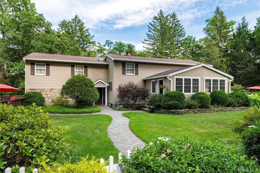 60 Traver RD, Pleasant Valley, NY 12569