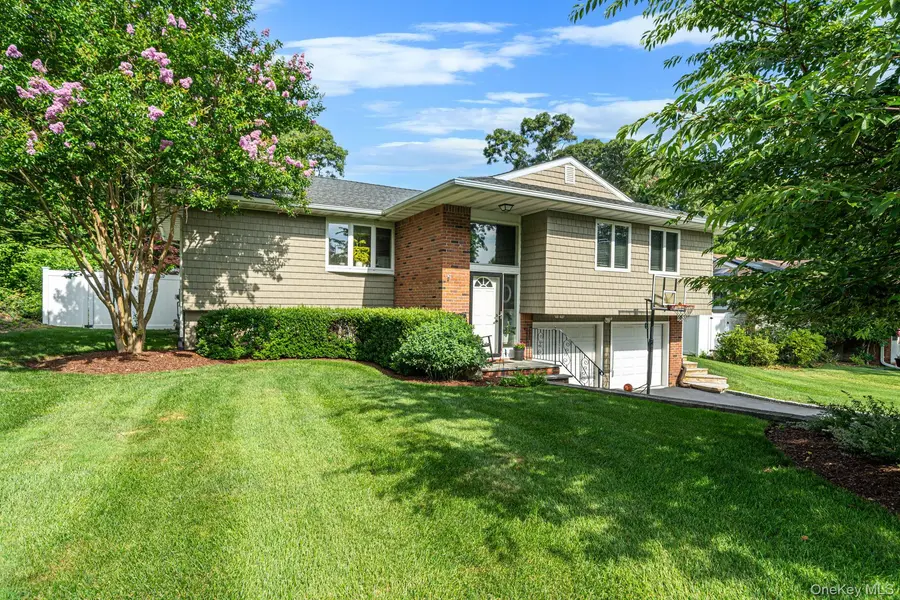 22 Caddy PL, Rocky Point, NY 11778
