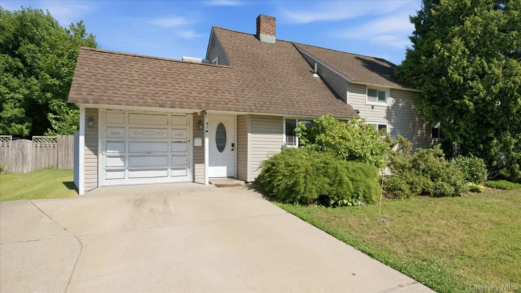 47 Greenvale LN, Levittown, NY 11756