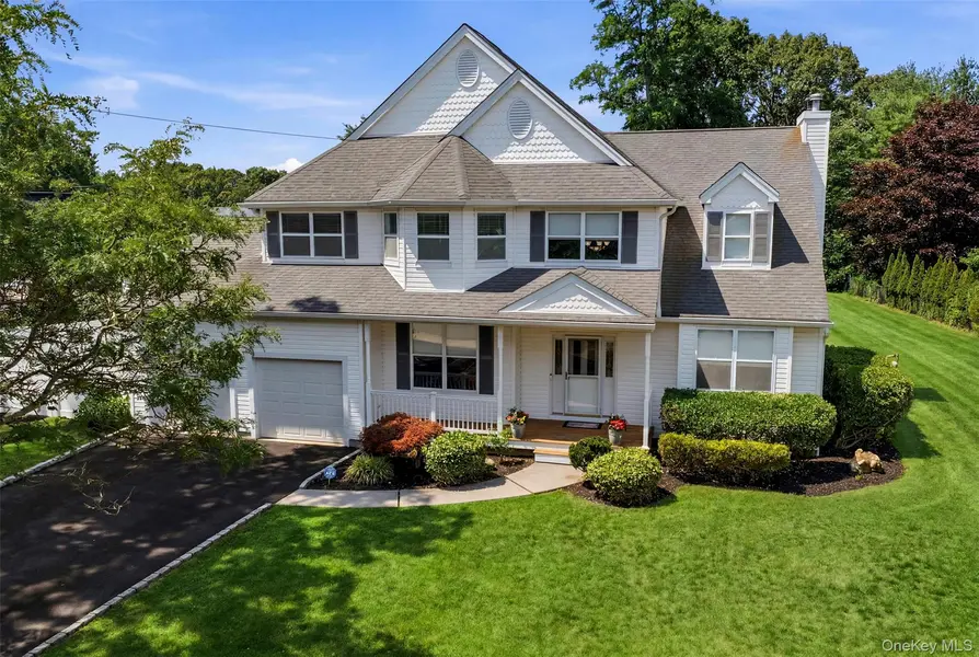 6 Poplar LN, Commack, NY 11725
