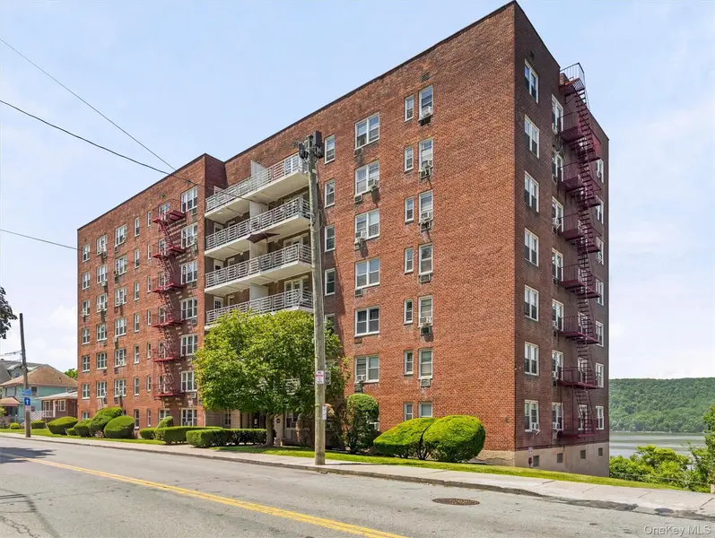 679 warburton AVE #2R, Yonkers, NY 10471