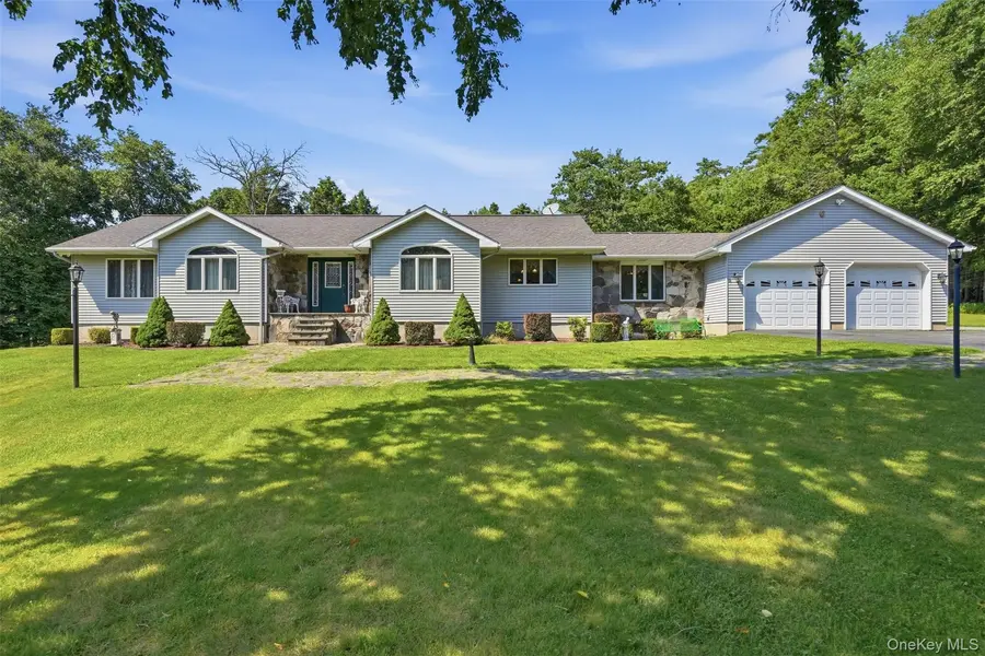 806 Peenpack TRL, Sparrowbush, NY 12780