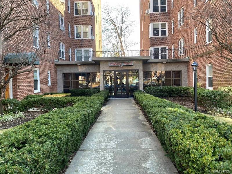 625 Gramatan AVE #1A, Fleetwood, NY 10552
