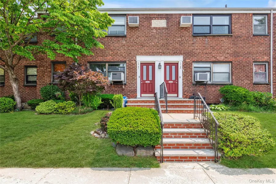 17-01 Utopia Pkwy #1, Whitestone, NY 11357